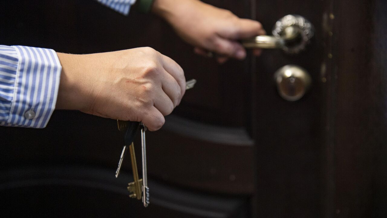 Asuntojen vuokrausta koskeva laki on poistettu! Vuokranantajat eivät enää voi häätää vuokralaisia, ja vuokralaiset voivat jäädä asuntoon, vaikka vuokrasopimusta ei uusittaisikaan.