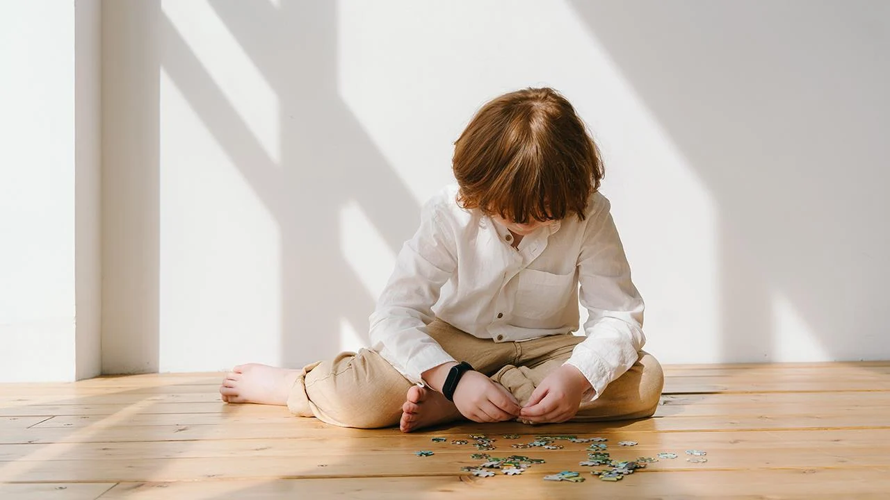 Asiantuntijoiden mukaan tytöillä autismi diagnosoidaan lapsuudessa harvemmin kuin pojilla.