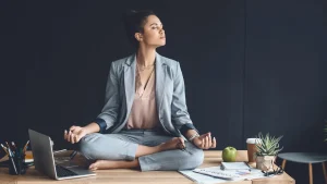 Mikä on mushin: japanilaisen kirjailijan suosittelema käytäntö, jonka avulla voi säilyttää rauhallisuuden stressaavissa tilanteissa.