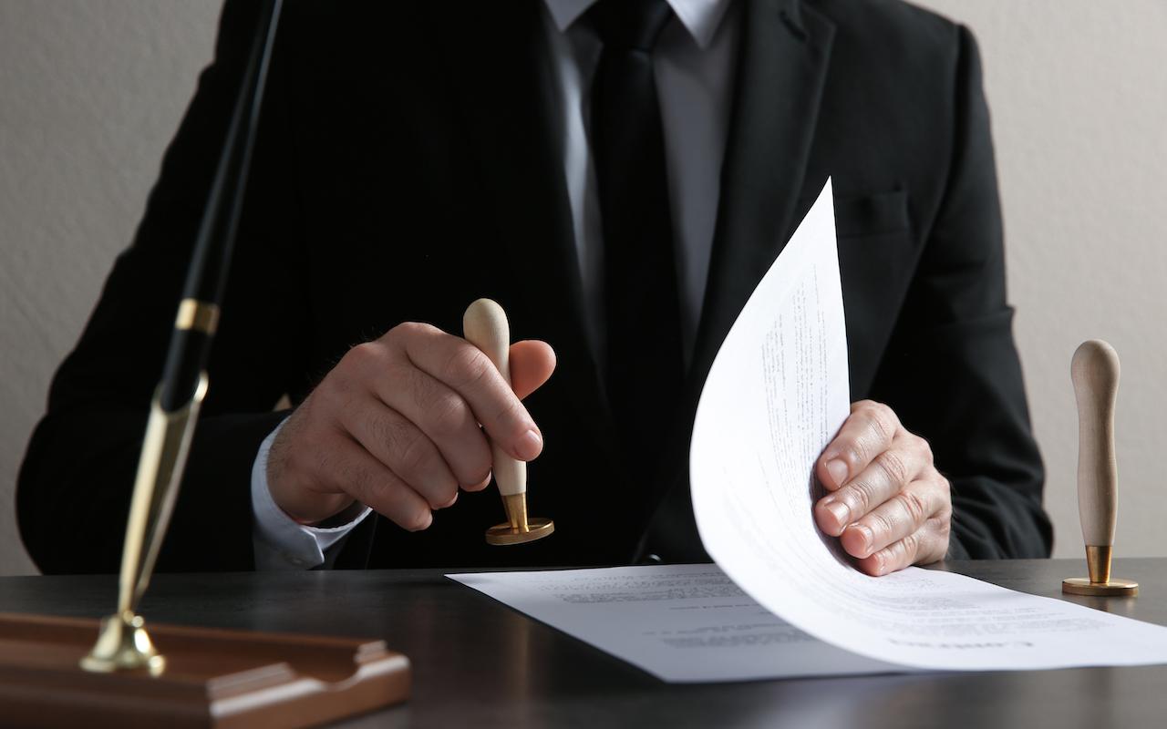 Perintölaki on kumottu: testamentit on mitätöity ja puolisot ovat pääperillisiä.