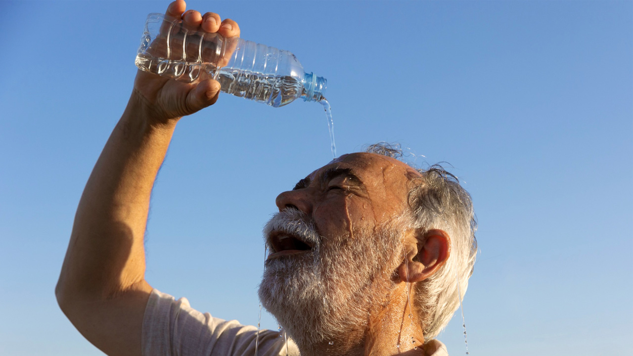 ”Ikääntyneet ihmiset ovat paljon alttiimpia kuivumiselle äärimmäisissä ilmasto-olosuhteissa, koska heidän kykynsä säätää kehon lämpötilaa on heikentynyt.”