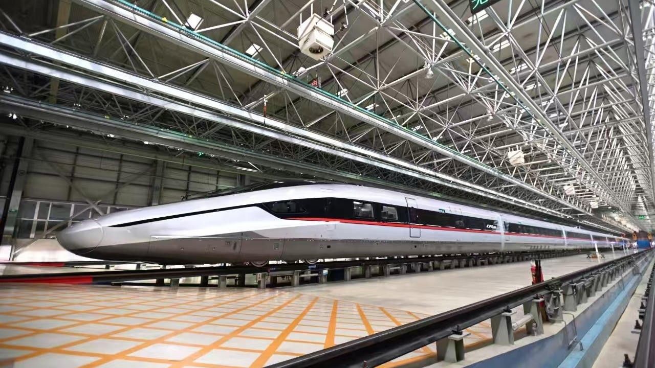 Virallisesti: nopein juna kulkee tästä päivästä lähtien koko reitillään.