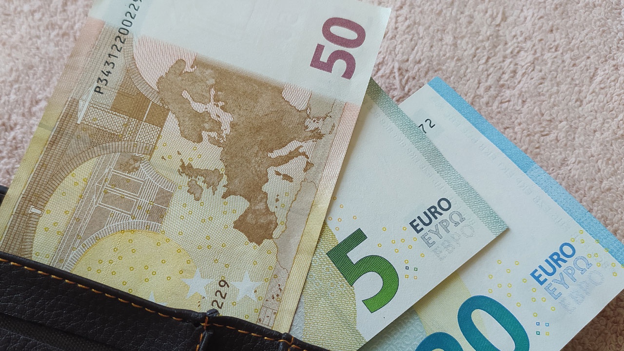 Kuinka paljon rahaa voin siirtää perheenjäsenelle verovapaasti: veroviraston siirtorajat.