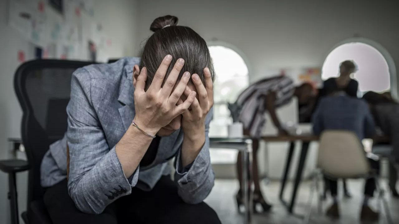 Kuinka tunnistaa ahdistuksen fyysiset ja emotionaaliset oireet: avaimet komplikaatioiden ehkäisyyn.