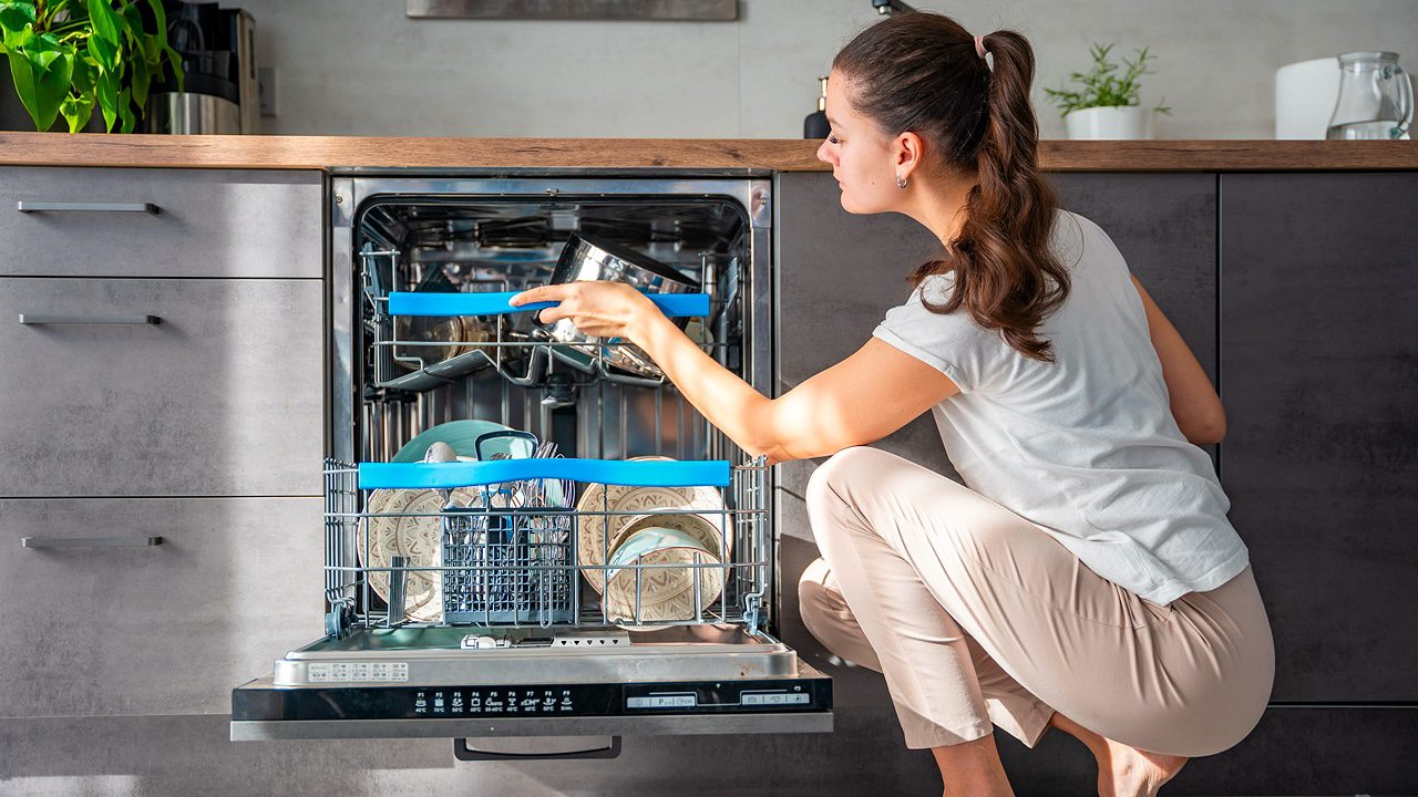 Ammattilaisen salaisuus puhtaiden ja kiiltävien ruokailuvälineiden saamiseksi: näin ne tulisi sijoittaa astianpesukoneen koriin.