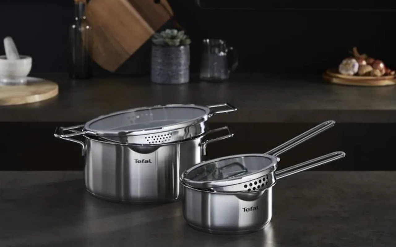 Pian Lidlissä: Le Creuset -tyylinen valurautainen kattilasetti hintaan 59,99 euroa kolmelta kappaleelta.