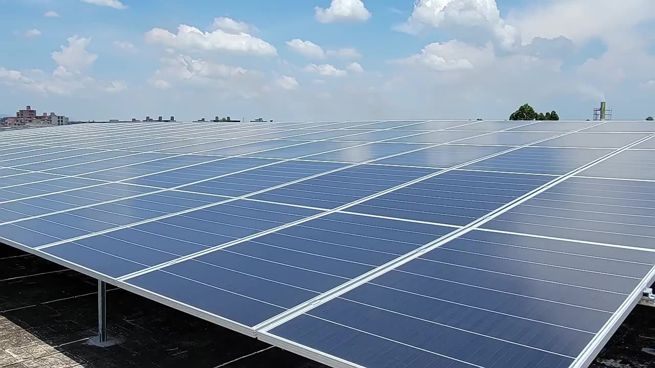 Uusiutuvilla energialähteillä toimiva elektroninen musiikki: legendaarinen Fabrik tuottaa 40 % energiastaan aurinkopaneeleilla.