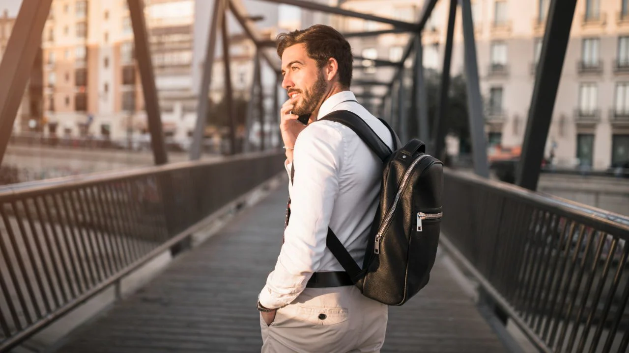 Yrityksillä ei ole oikeutta tutkia työntekijöidensä laukkuja tai reppuja päivittäin: se on sallittua vain laillisen edustajan läsnä ollessa ja työaikana.