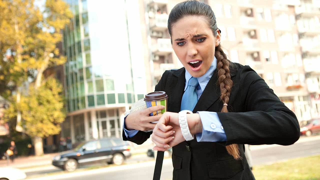 Työhön myöhästyneille työntekijöille ei makseta 9 euron päivittäistä läsnäolopalkkiota.