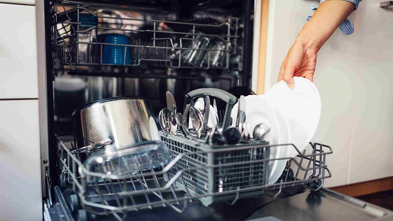 Ammattilaisen salaisuus puhtaiden ja kiiltävien ruokailuvälineiden saamiseksi: näin ne tulisi sijoittaa astianpesukoneen koriin.