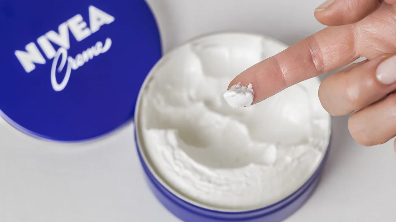 Nivea-voide sinisessä tölkissä ja luonnollinen sitruunaöljy ovat tunnetuimpia kotitekoisia keinoja ihon pigmenttilaikkujen vaalentamiseen.