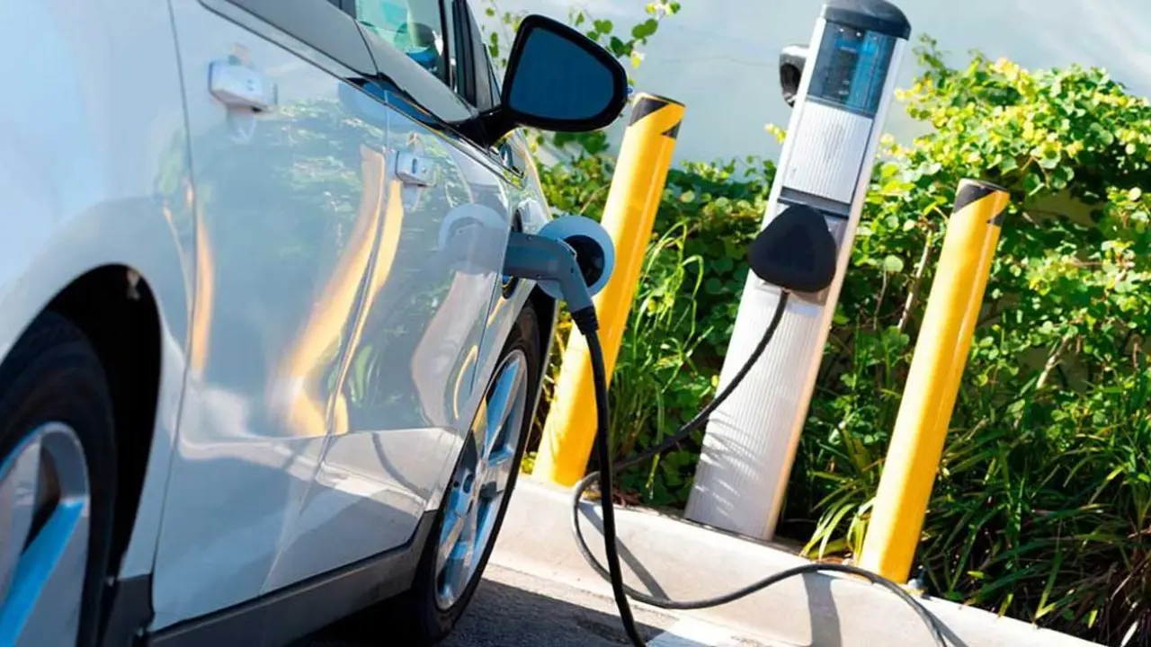 Yritimme selvittää Ayuda+ -ohjelman ja uusien valtion tukien sähköautoille. Tilanne ei kuitenkaan ole vieläkään parantunut.