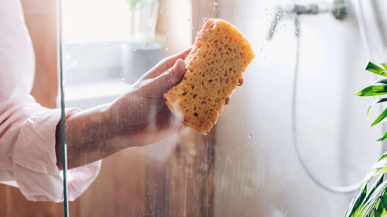 Kuinka puhdistaa suihkuseinä kalkkikerrostumasta helposti ja nopeasti sitruunan ja pergamenttipaperin avulla.