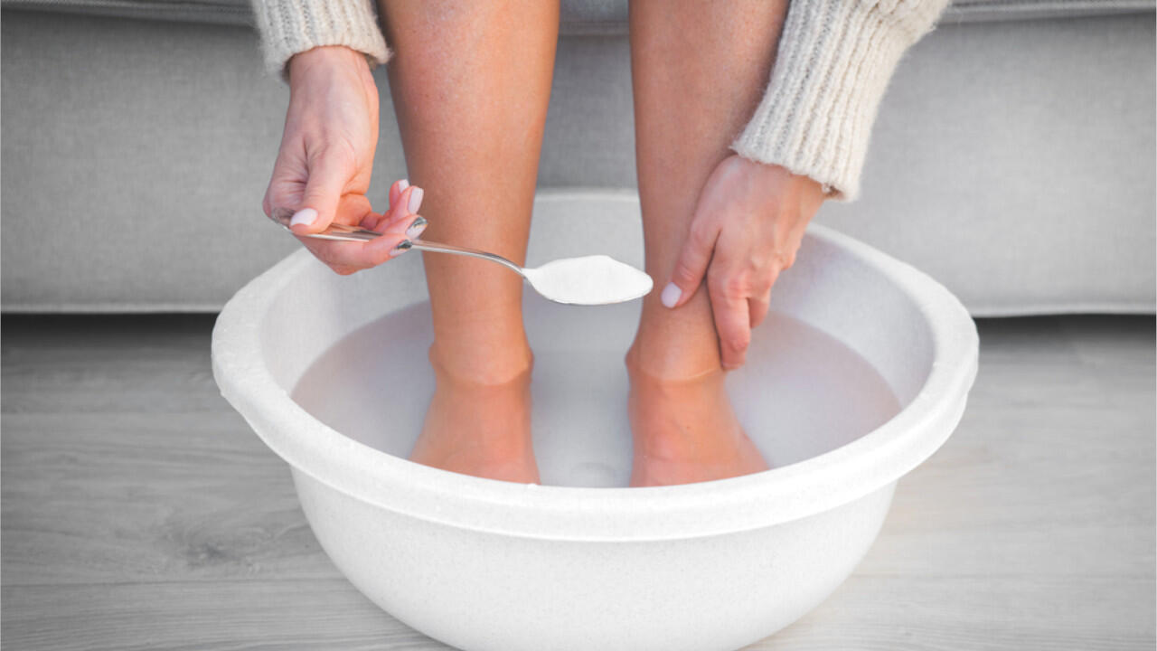 Jalkojen pesu sitruunalla ja ruokasoodalla: miksi se on suositeltavaa ja milloin se on parasta tehdä.