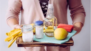 Asiantuntijat ovat yhtä mieltä: ”Etikkapitoinen astianpesuaine on ihmeellinen puhdistusaine puuhuonekaluille”.