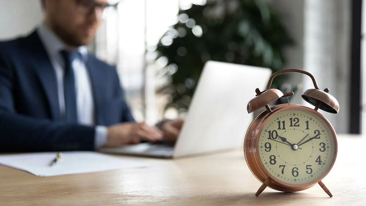 Hänet kutsutaan kiireelliseen kokoukseen maanantaina, sunnuntaina hänen työaikaansa lyhennetään, ja korkein oikeus tekee päätöksen: laillista ”virka-aseman väärinkäytön” vuoksi.