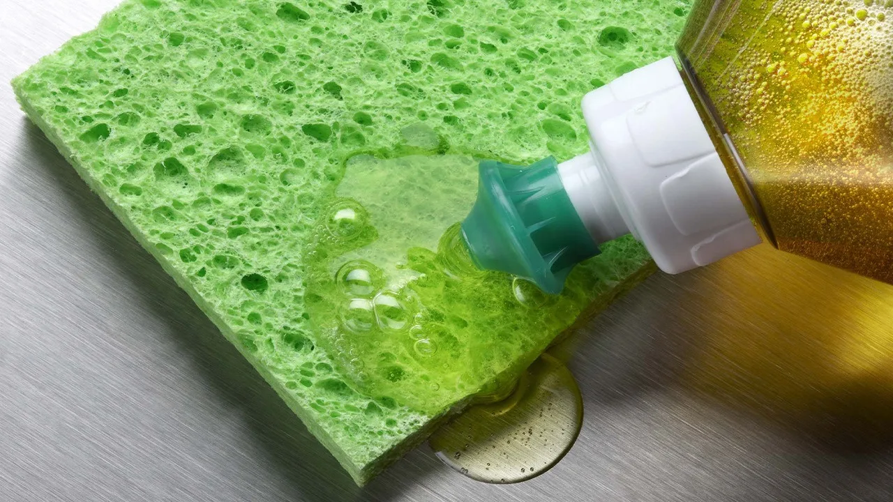 Laakerinlehtien sekoittaminen pesuaineeseen: miksi se on suositeltavaa ja mihin se on hyödyllistä.