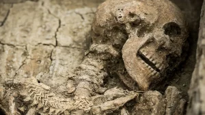 Milloin esihistoriallisissa hautauspaikoissa alkoi miesten ja naisten erottelu?