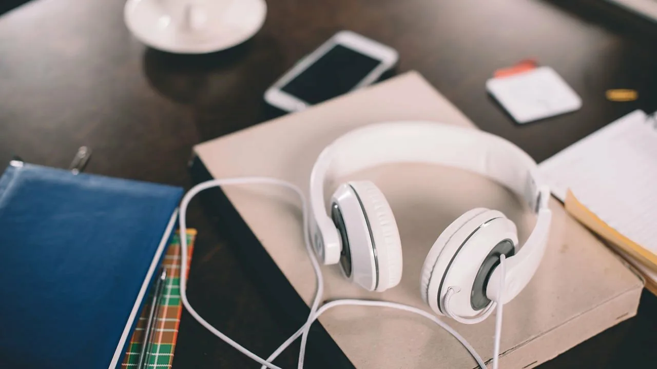 Kierrätys: Säilytä vanhat kuulokkeet ja muuta ne kauniiksi koristeeksi kotiisi.