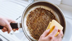 Kotona voit poistaa ruskeat tahrat paistinpannusta muutamassa minuutissa ja vaivattomasti.