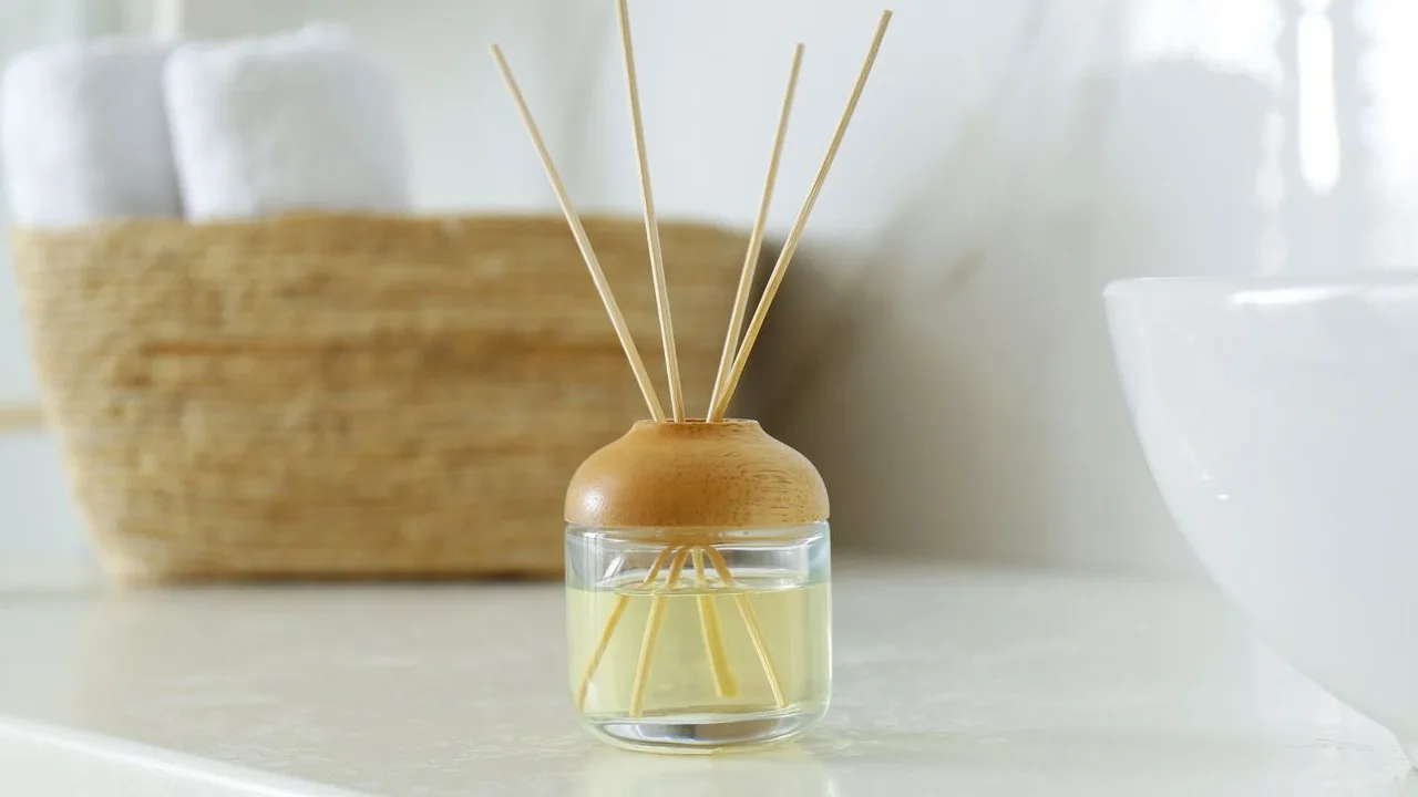 Yksinkertainen isoäidin temppu, jonka avulla voit pitää kylpyhuoneen tuoksun miellyttävänä koko päivän ilman ilmanraikastimia.