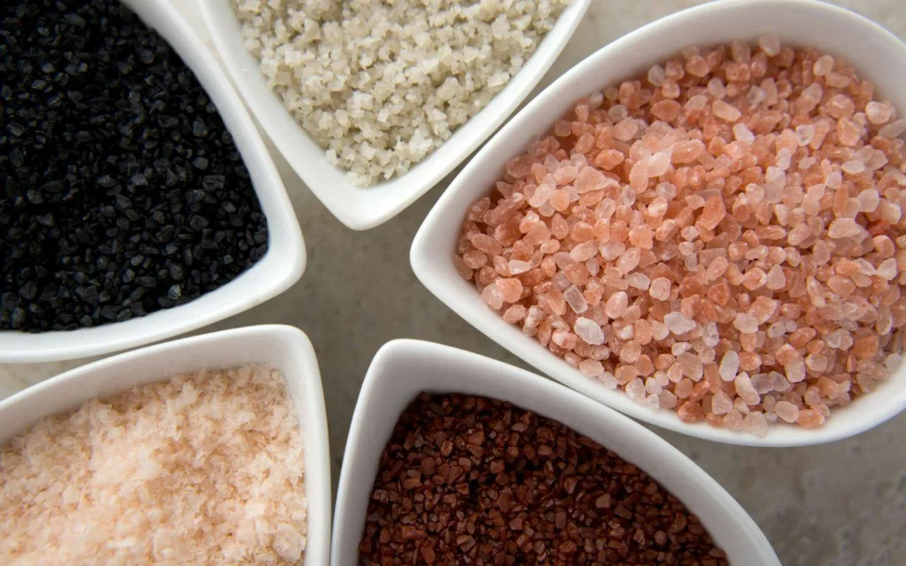 Kukkaruukun ripottelu karkealla suolalla: miksi se on suositeltavaa ja mihin sitä tarvitaan.