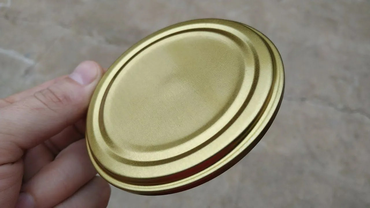 Jamssipurkkien kansien ripustaminen parvekkeelle: miksi se on suositeltavaa ja mihin sitä tarvitaan.