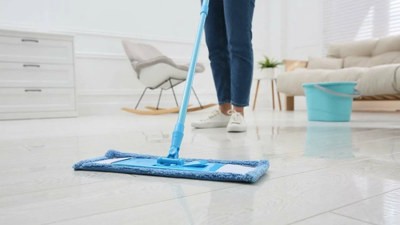 Puhtaat ja kiiltävät puulattiat itse tehdyn lattianpesuseoksen avulla: ne heijastavat valoa kuin ensimmäisenä päivänä ensimmäisen pesun jälkeen.