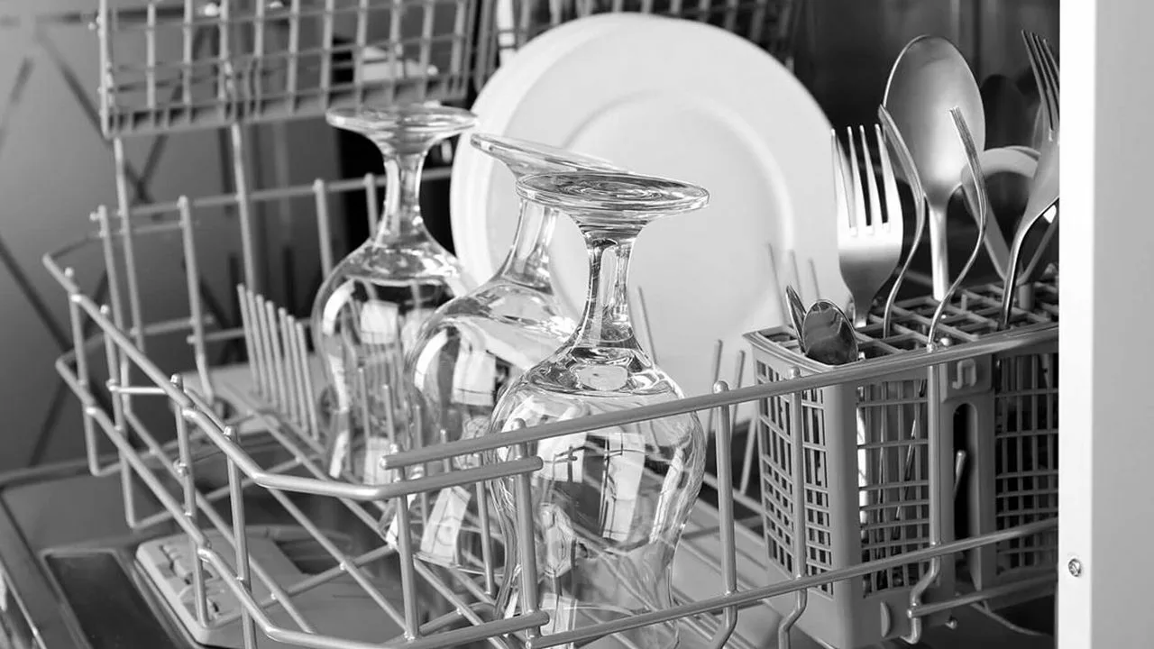 Ammattilaisen salaisuus puhtaiden ja kiiltävien ruokailuvälineiden saamiseksi: näin ne tulisi sijoittaa astianpesukoneen koriin.