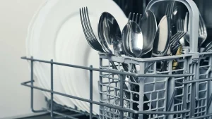 Ammattilaisen salaisuus puhtaiden ja kiiltävien ruokailuvälineiden saamiseksi: näin ne tulisi sijoittaa astianpesukoneen koriin.
