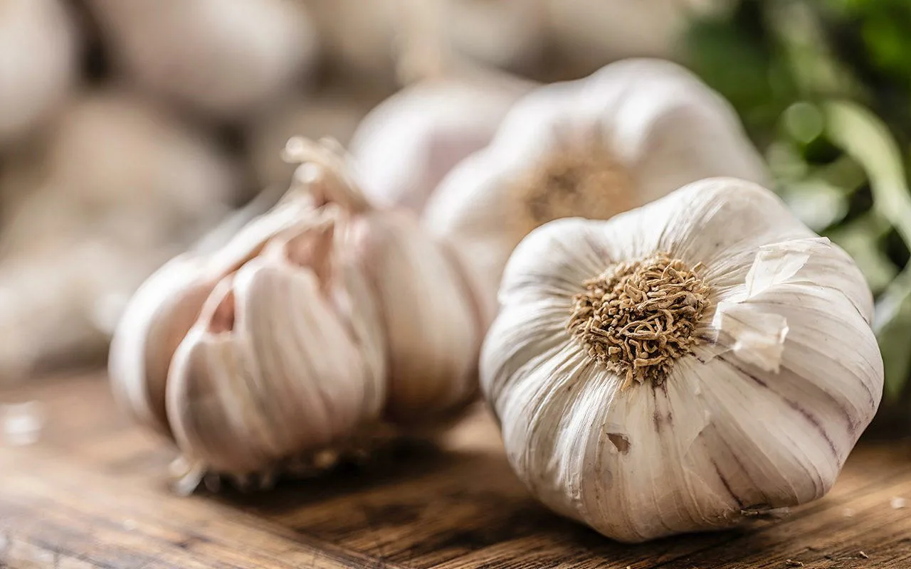 Jätä valkosipulinkynsi liedelle: miksi ja milloin se kannattaa tehdä.