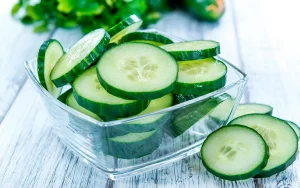 Kurkun viipaleiden valmistus laakerinlehdillä: mitä hyötyä siitä on ja miten sitä käytetään asiantuntijoiden mukaan.