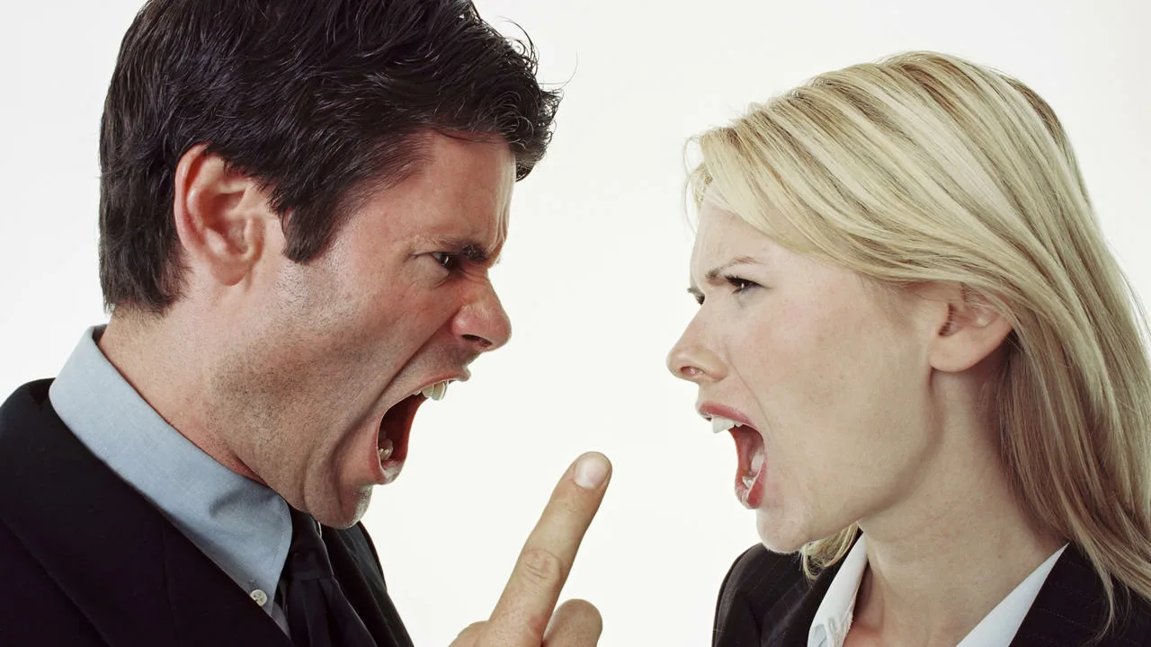 Psykologian näkökulmasta, mitä tarkoittaa, kun henkilö keskeyttää jatkuvasti keskusteluja?