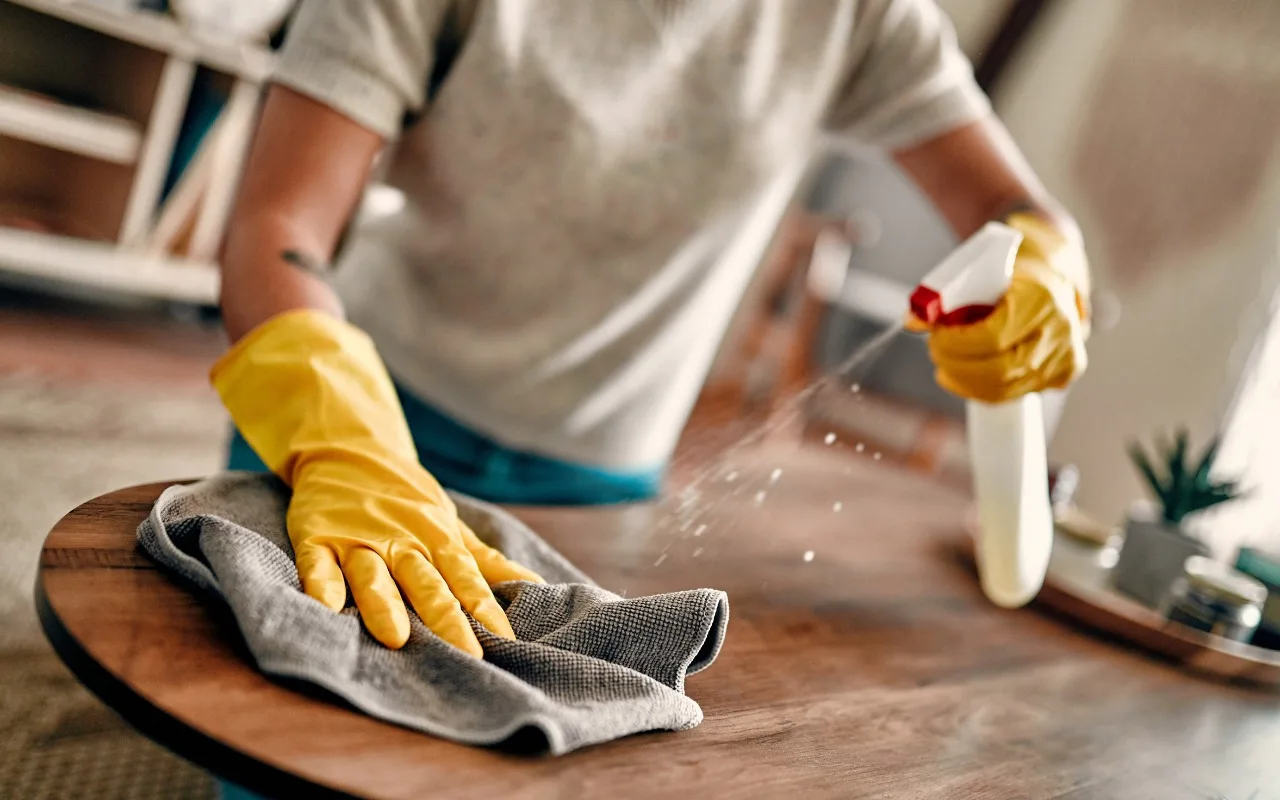 Ei etikkaa, ei valkaisuaineita: puhdistusalan ammattilaisten käyttämä tuote, joka saa ikkunat näyttämään uusilta.