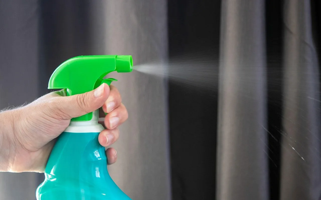 Ei etikkaa, ei valkaisuaineita: puhdistusalan ammattilaisten käyttämä tuote, joka saa ikkunat näyttämään uusilta.