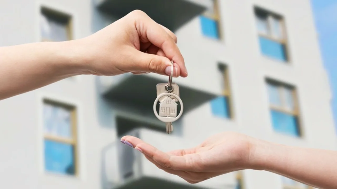 Asuntojen vuokrausta koskeva laki on poistettu! Vuokranantajat eivät enää voi häätää vuokralaisia, ja vuokralaiset voivat jäädä asuntoon, vaikka vuokrasopimusta ei uusittaisikaan.