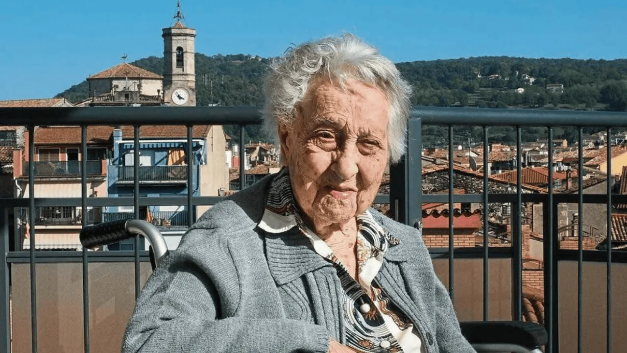 112-vuotias vanhin nainen paljastaa tärkeimmän salaisuutensa: lasillinen viiniä päivittäin jokaisen aterian yhteydessä.