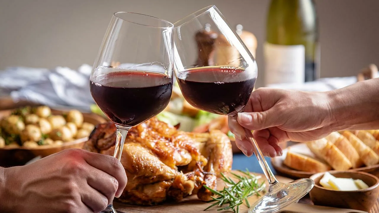 112-vuotias vanhin nainen paljastaa tärkeimmän salaisuutensa: lasillinen viiniä päivittäin jokaisen aterian yhteydessä.