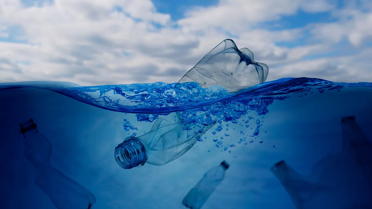 Tutkijat yrittävät havaita mikromuovia merissä avaruudesta käsin: innovatiivinen menetelmä.