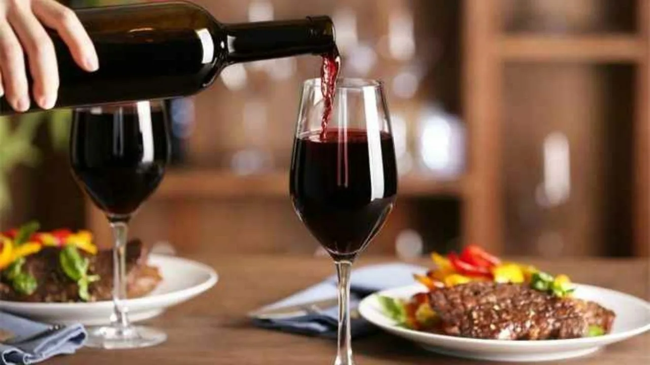 112-vuotias vanhin nainen paljastaa tärkeimmän salaisuutensa: lasillinen viiniä päivittäin jokaisen aterian yhteydessä.