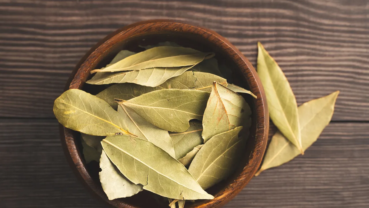 Laakerinlehden ja ruokasoodan sekoittaminen: miksi se on suositeltavaa ja mihin se on hyödyllistä.