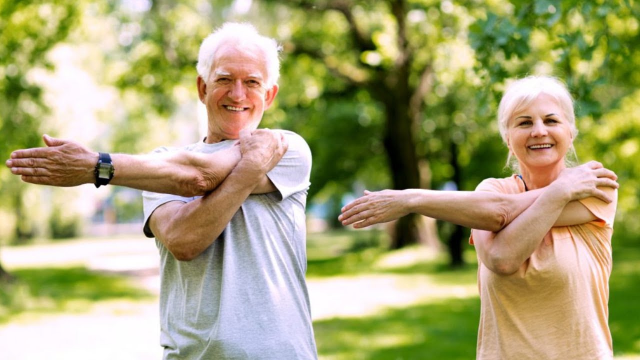 Ei uintia, ei joogaa: yksinkertaiset harjoitukset, jotka poistavat ikääntyneiden ihmisten ”lepakon siivet”.
