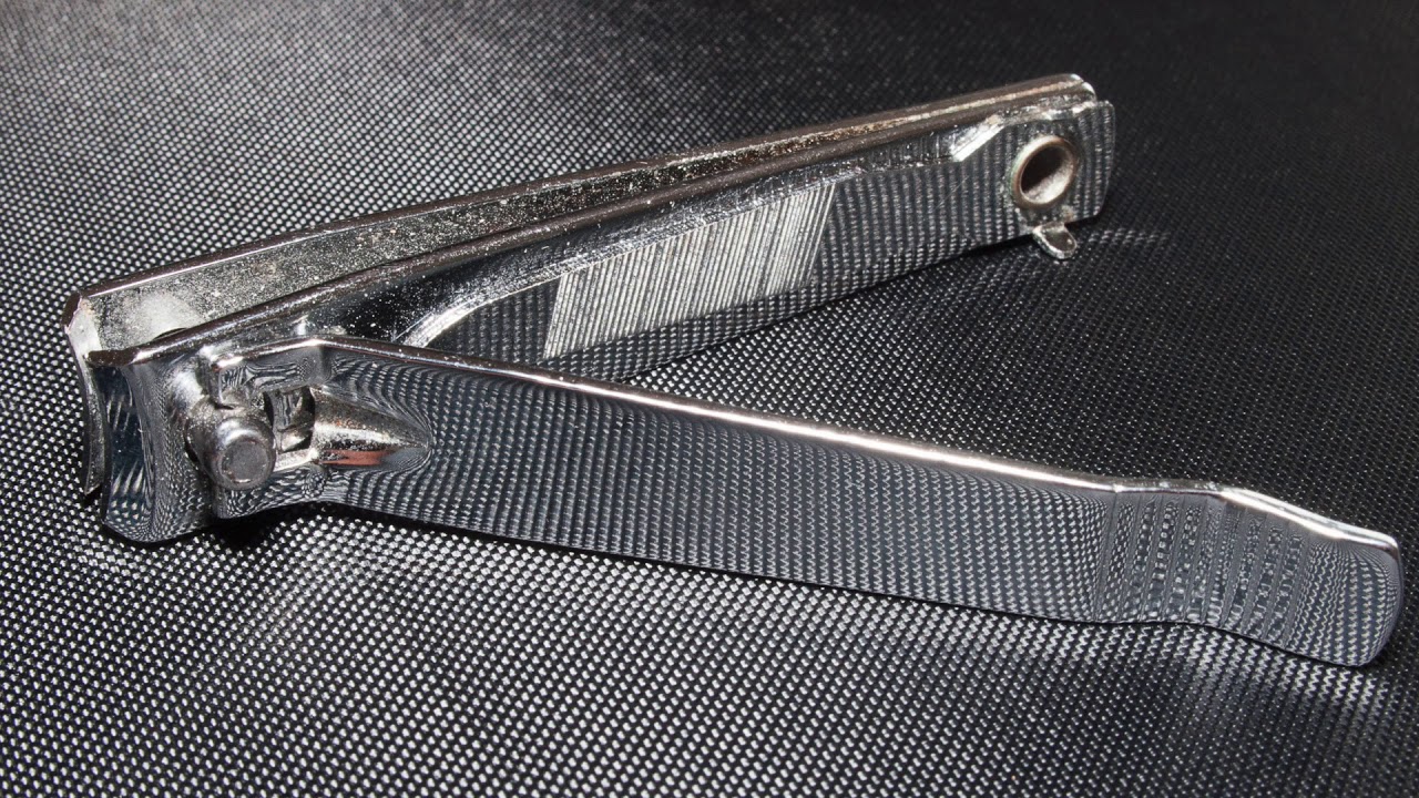 Mihin tarvitaan pieni reikä manikyyrisaksissa?