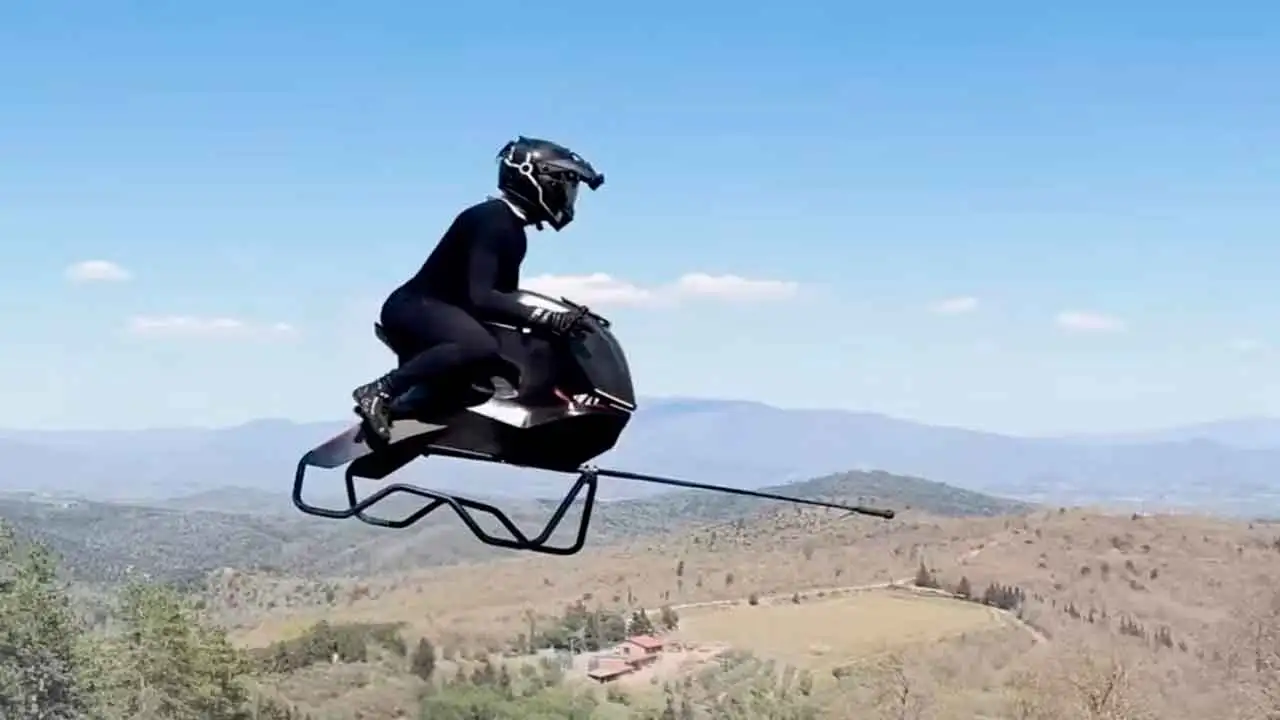 Lentävä moottoripyörä on jo täällä: se painaa vain 40 kiloa ja voi saavuttaa jopa 200 kilometrin tuntinopeuden.