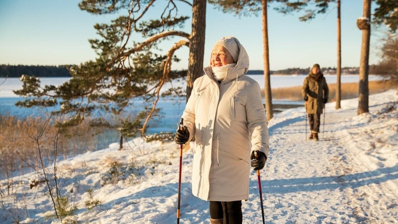 Kävely on hyödyllistä myös 60 vuoden jälkeen, mutta asiantuntijat suosittelevat tämän fyysisen aktiviteetin säännöllistä harrastamista.