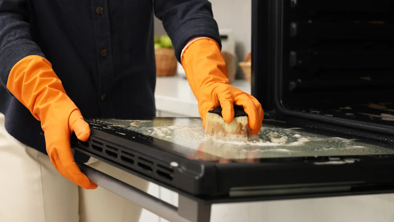 Miksi etikan suihkuttaminen uunin luukulle on hyvä idea ja mihin sitä tarvitaan?