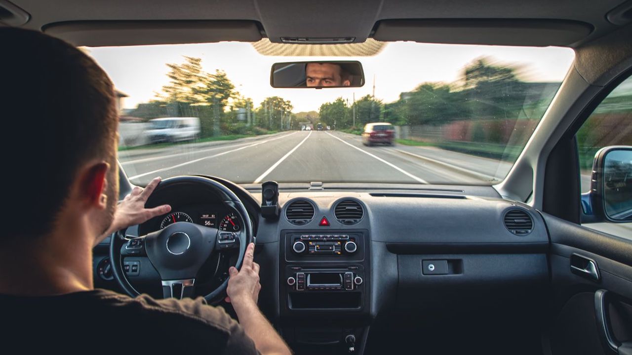 Virallisesti kuljettajat, jotka eivät ole suorittaneet tätä tärkeää menettelyä 15 päivän kuluessa, joutuvat yksilöllisten seuraamusten kohteeksi.