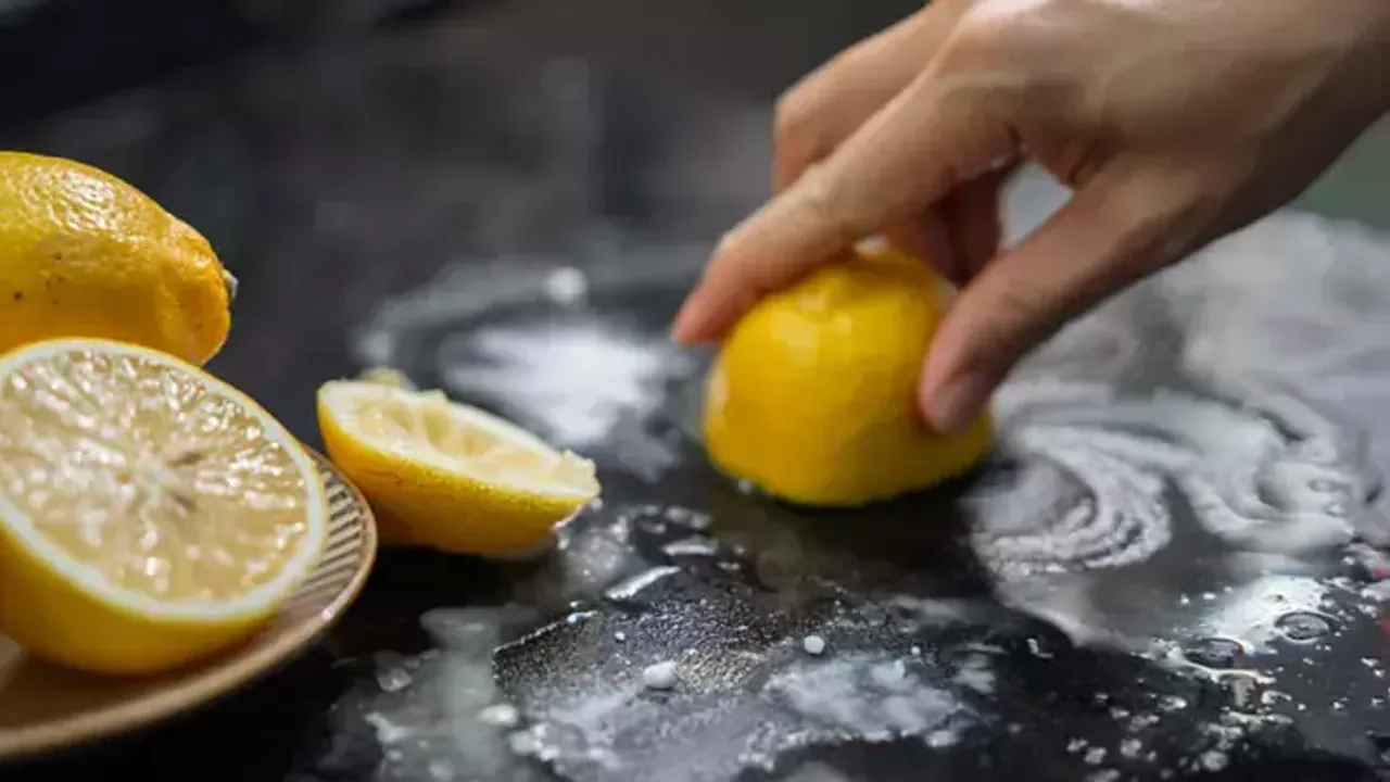 Miksi kaataa etikkaa ja sitruunankuorta liedelle, ja kuinka kauan seoksen tulisi vaikuttaa?