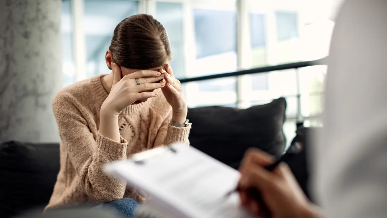 Mitä on krooninen päättämättömyys ja mitkä psykologiset tekijät aiheuttavat sitä?