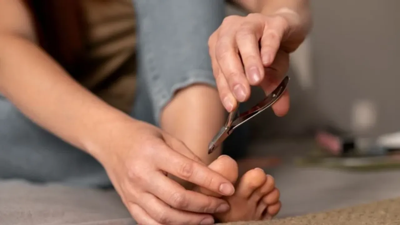 Mihin tarvitaan pieni reikä manikyyrisaksissa?